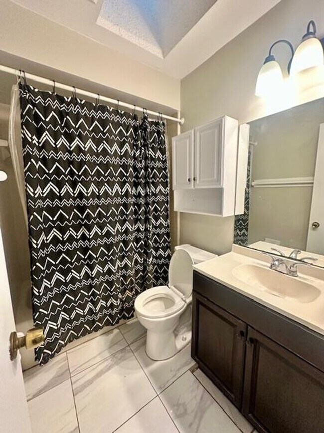 Building Photo - COZY 2/2 DUPLEX