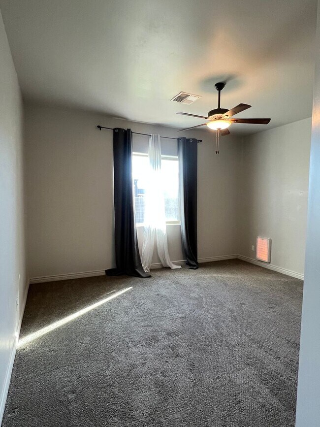 Building Photo - 4 BEDROOM HOME!