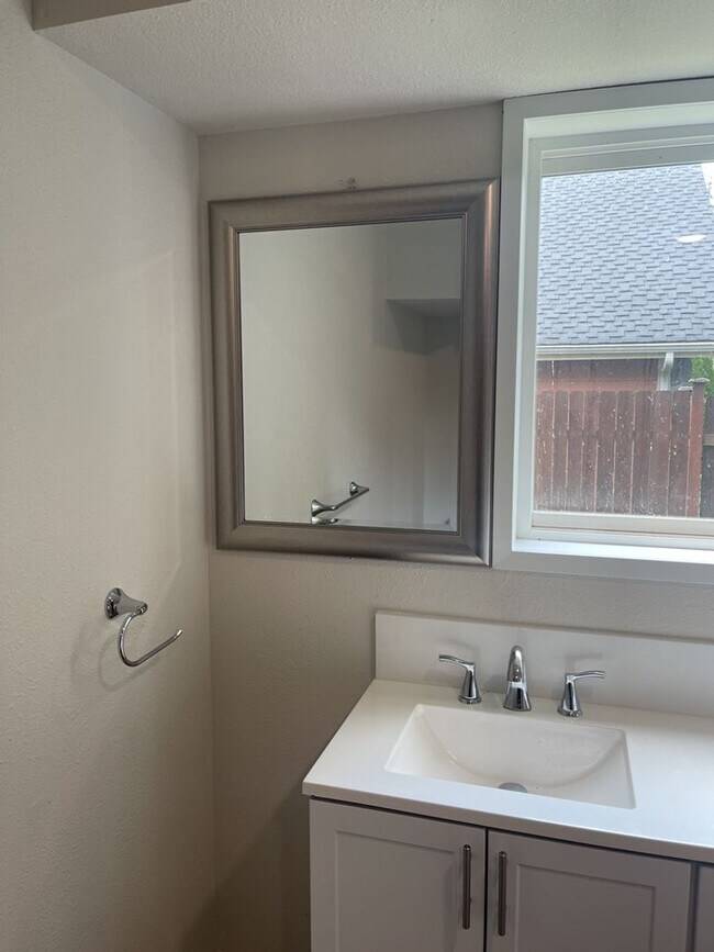 Building Photo - Updated 8 Bedroom Home for Rent!