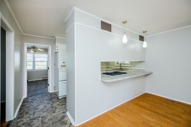 Building Photo - 240 Maywood Dr