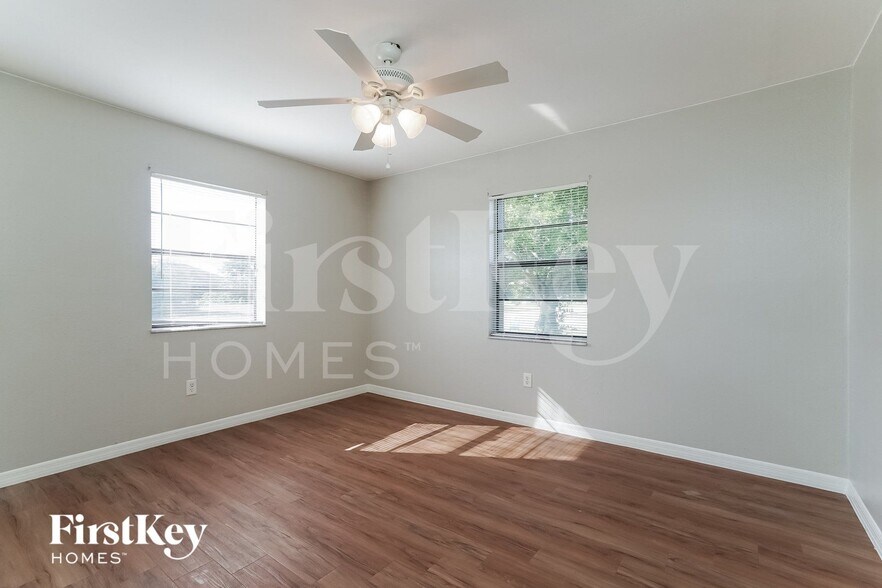 Building Photo - 2603 NE 4th Ave