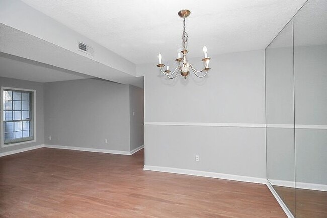 Building Photo - Updated First Floor 2BD/2BA Condo in Forest Ridge!