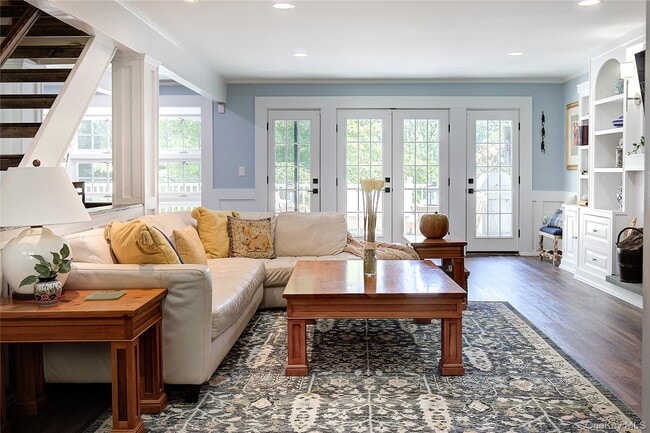 Building Photo - 2 Spring Hollow Rd