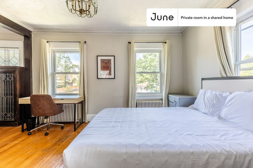 Building Photo - Private bedroom in 9 bed/2 bath Home