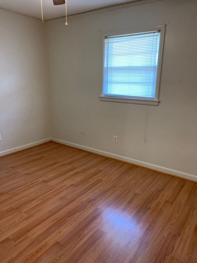 Building Photo - 3bed/1bath close to Southwest drive.