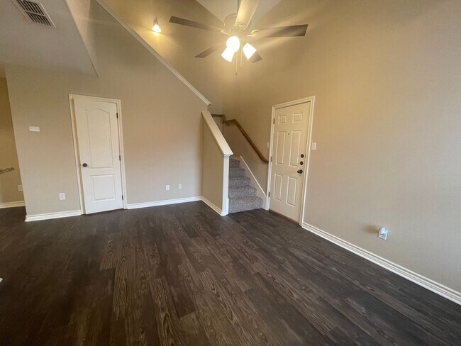 Building Photo - | 3BR/2.5BA Townhome | 18' Ceilings | Granite | Garage | Lawn Care Incl | Benbrook TX 76116