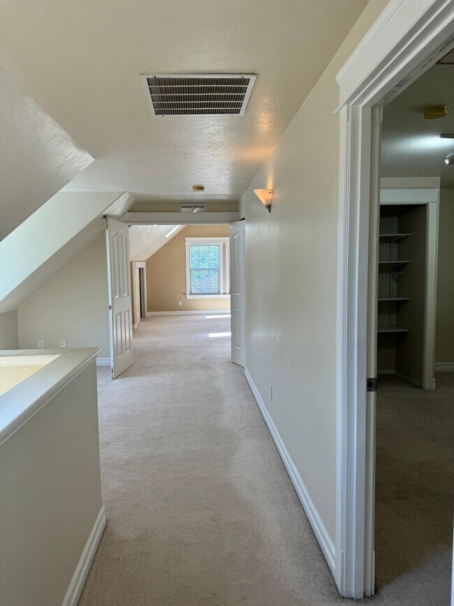 Building Photo - Beautiful large house in the South Hills!