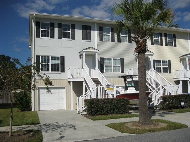 Building Photo - Spacious Two Story, Quiet Neighborhood
