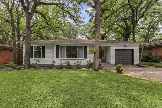 Building Photo - 1404 Bluebonnet Trail