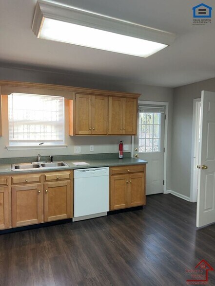 Building Photo - 3947 Webb Oaks Ct