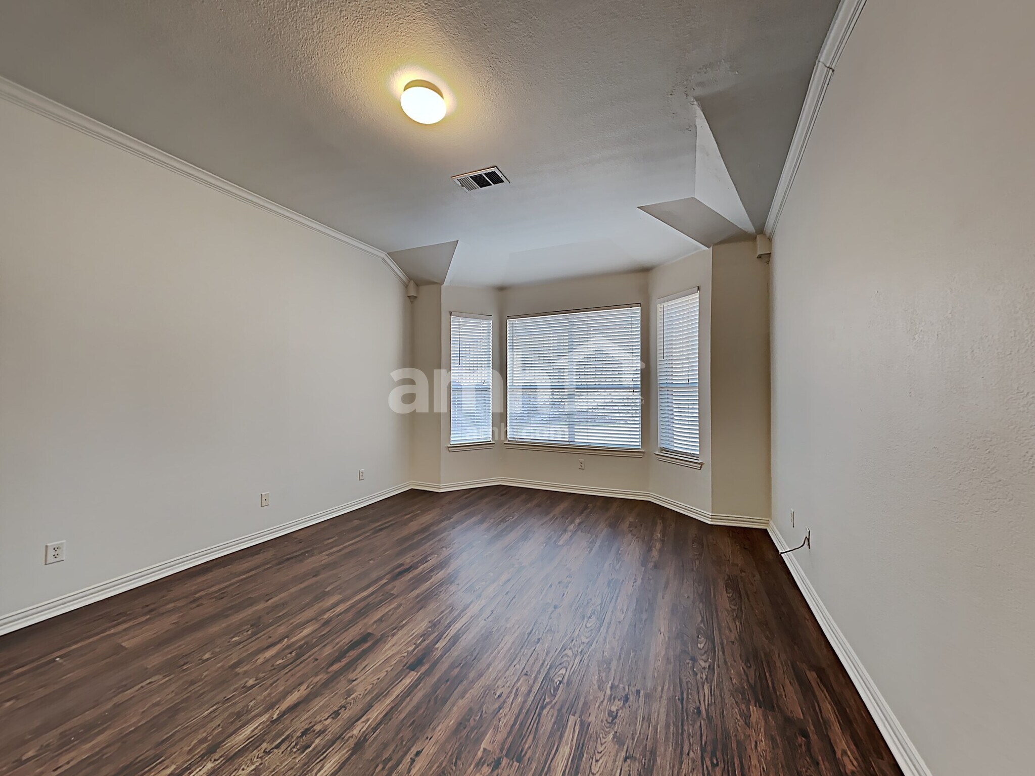 Building Photo - 5805 Kiger Dr