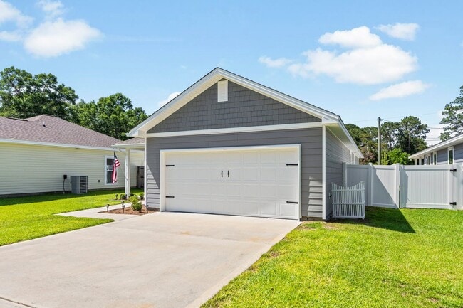 Building Photo - Freeport/Niceville Beauty!