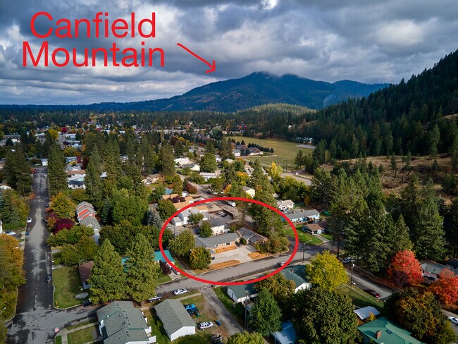 Building Photo - 1325 E Syringa Dr