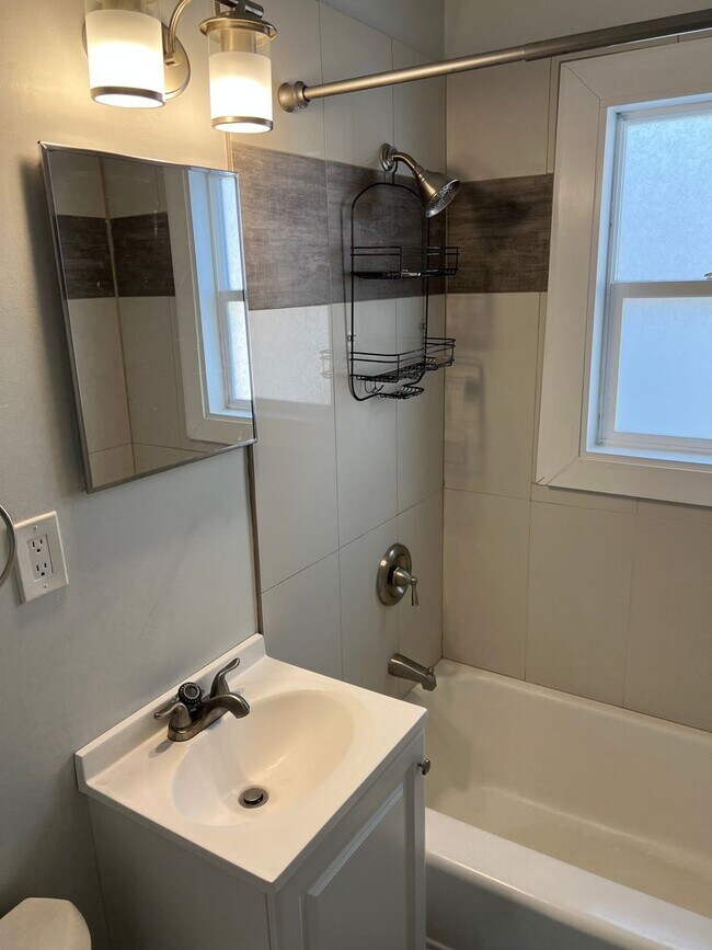 Building Photo - 3 bed 2 bath Harvey Park, Corner Lot