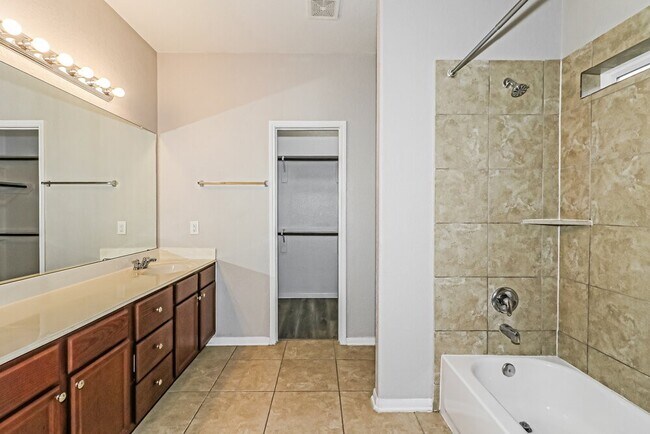 Building Photo - 17818 Aveleigh Ln