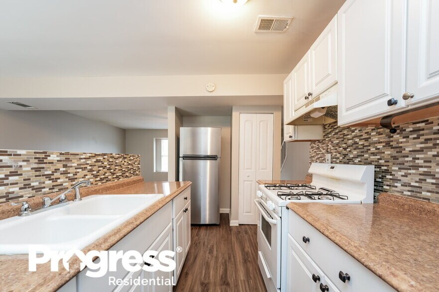 Building Photo - 2855 Robinson Wood Dr