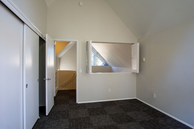 Building Photo - Fantastic Lake Oswego 2Bdr w/Fireplace, Dishwasher & W/D + Balcony