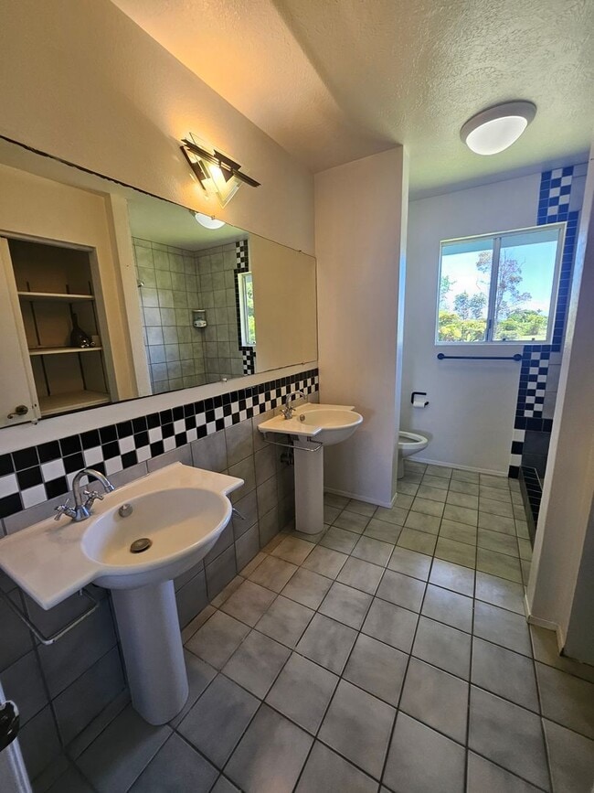 Building Photo - Beautiful 3 bedroom home on Naniakea St