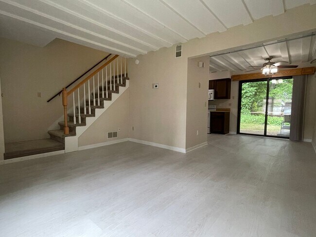 Building Photo - Two Bedroom Townhouse in Portage