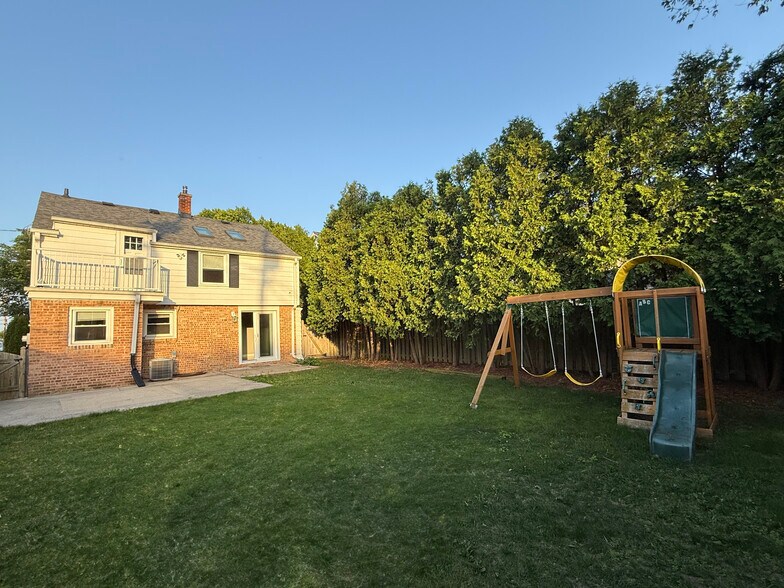 Building Photo - 5577 N Kent Ave