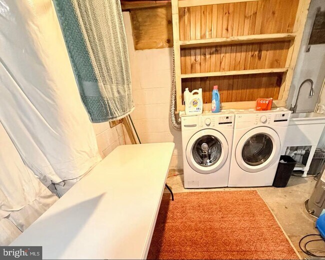 Building Photo - 1570 Overlook Dr