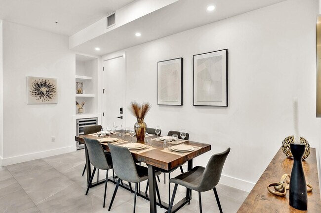 Building Photo - 2100 Miami Rd