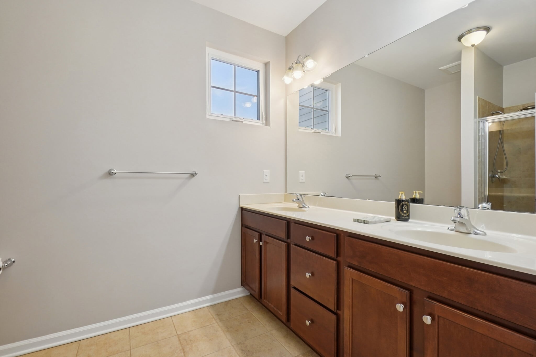 Dual Vanity Primary Bath - 401 Waterview Ct