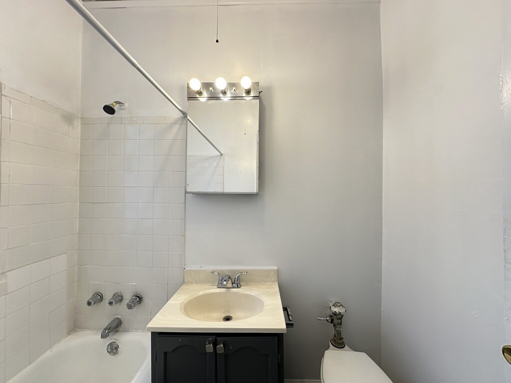 Building Photo - 644 W Barry Ave