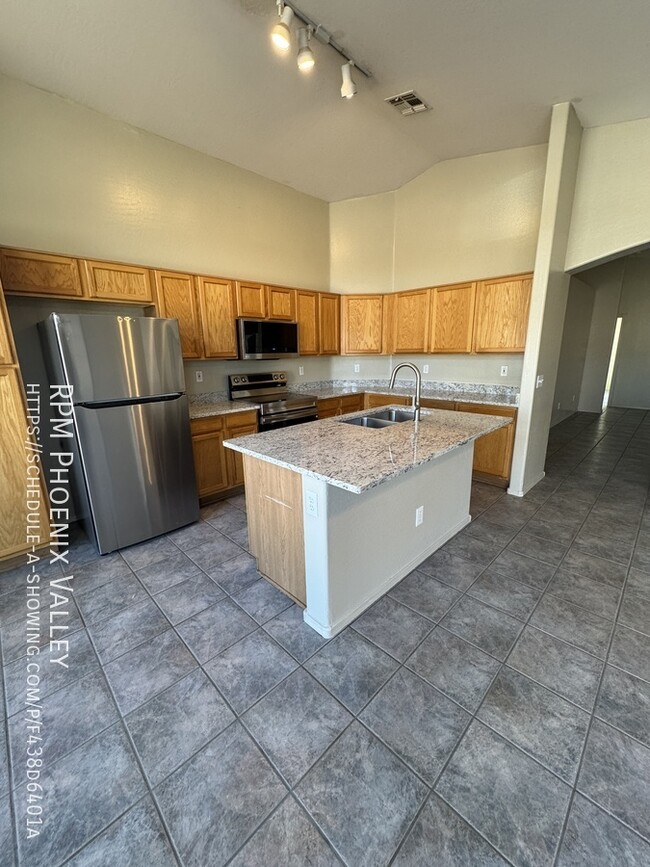 Building Photo - Open Concept 4 Bed/2 Bath W/ New Paint & N...