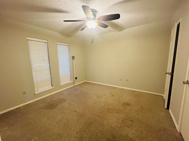 Building Photo - Perfectly Placed Duplex