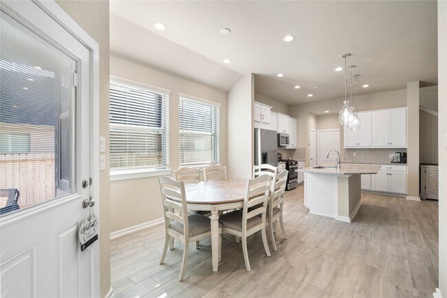 Building Photo - 389 Andes Dr