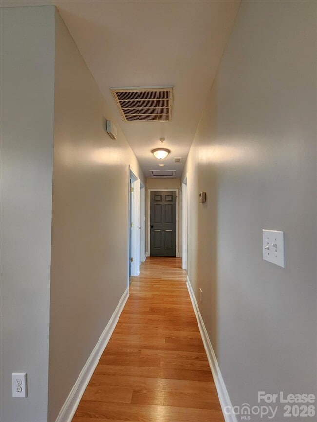 Building Photo - 1607 Parkdale Ave