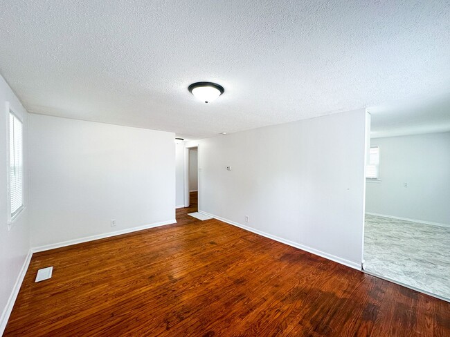 Building Photo - 2833 E Vermont St