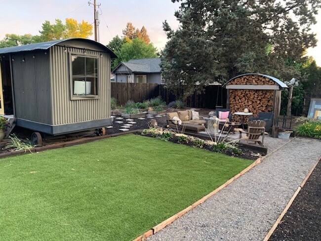 Building Photo - 3 Bed 2 Bath Single level FULLY FURNISHED