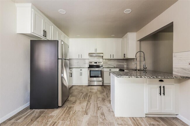 Building Photo - 8829 Parkridge Dr