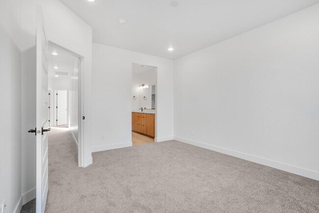 Building Photo - HURRICANE TOWNHOME - END UNIT