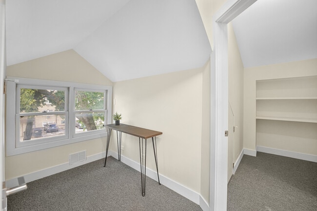 Building Photo - 2541 N 76th Ave