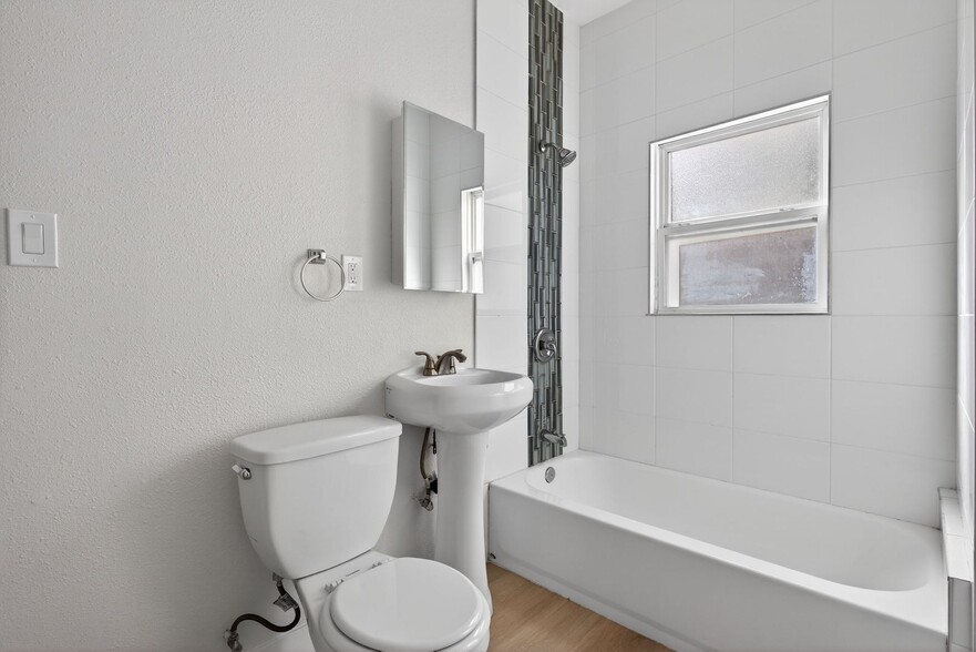 Building Photo - 915 Cherry Ave