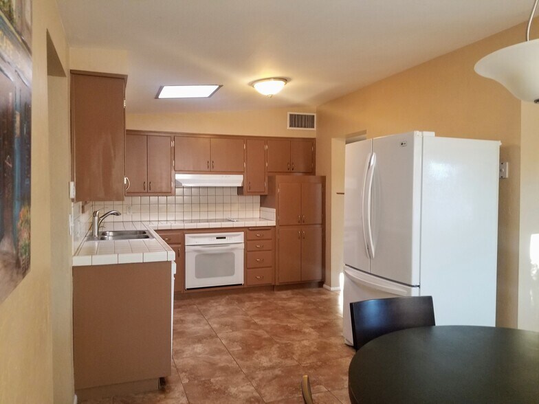 Kitchen with all appliances included - 4342 N Radin Ave