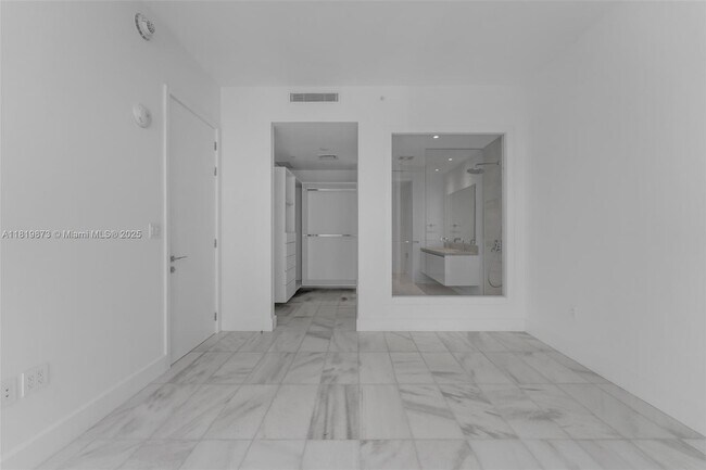 Building Photo - 700 NE 26th Terrace