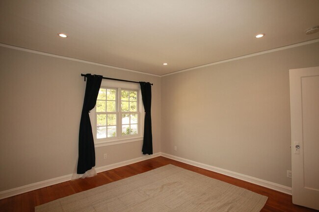 Building Photo - Laurel Street Triplex