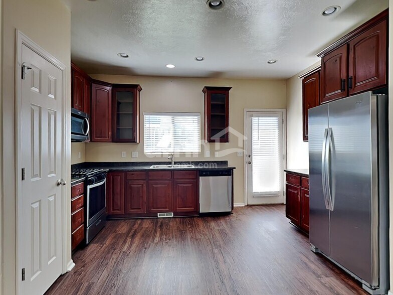 Building Photo - 31 W Clear Water Dr