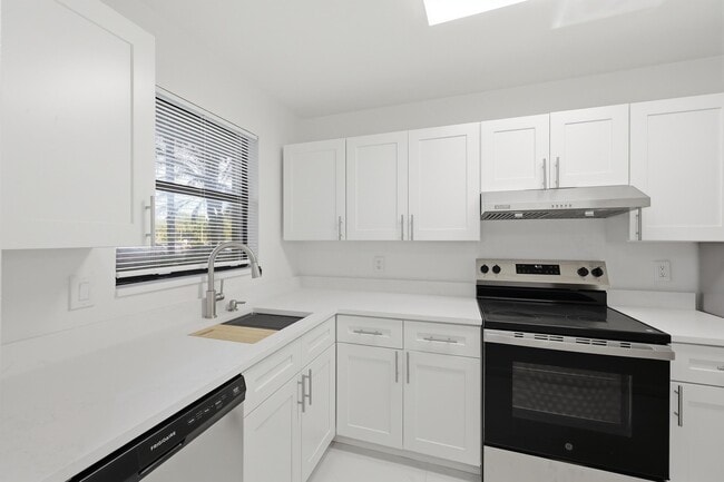 Building Photo - 4700 Lucerne Lakes Blvd W