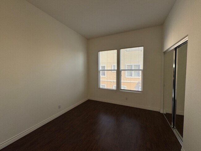 Building Photo - Beautiful 3 Bd/2Ba Spacious Home in Fuller...