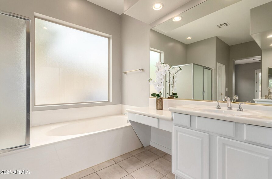 Building Photo - 1515 N Los Alamos Cir