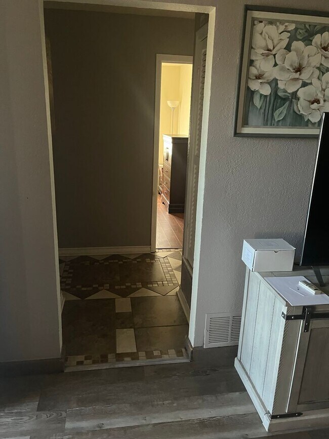 Building Photo - 3 bedroom 1.5 bathroom! HOUSING ACCEPTED!