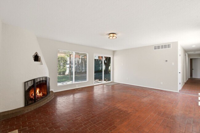 Building Photo - Exceptional Property in the NE Heights