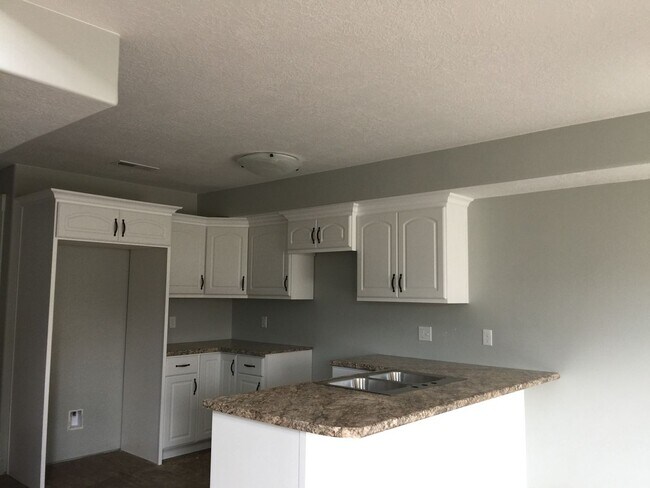 Building Photo - Duplex in Suburban Neighborhood