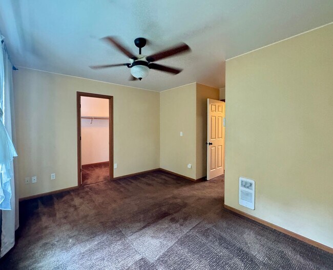 Building Photo - 10595 NE Kingston Meadow Cir