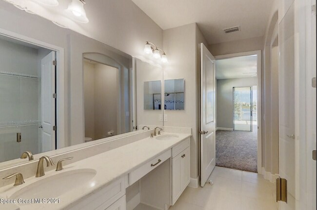 Building Photo - Loren Cove Villa